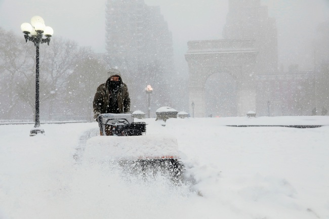 Muôn vẻ người dân Mỹ trong cơn bão tuyết cực mạnh đầu tháng 2 - Ảnh 17.
