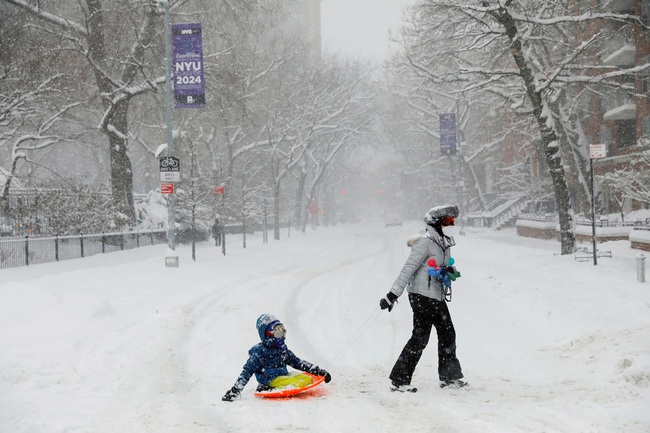 Muôn vẻ người dân Mỹ trong cơn bão tuyết cực mạnh đầu tháng 2 - Ảnh 12.