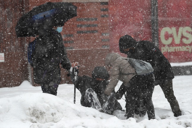 Muôn vẻ người dân Mỹ trong cơn bão tuyết cực mạnh đầu tháng 2 - Ảnh 18.