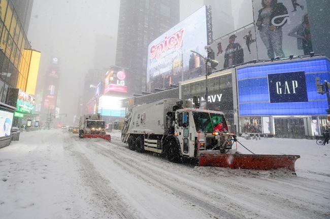 Muôn vẻ người dân Mỹ trong cơn bão tuyết cực mạnh đầu tháng 2 - Ảnh 23.