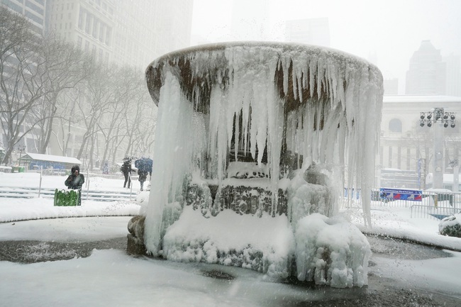 Muôn vẻ người dân Mỹ trong cơn bão tuyết cực mạnh đầu tháng 2 - Ảnh 19.