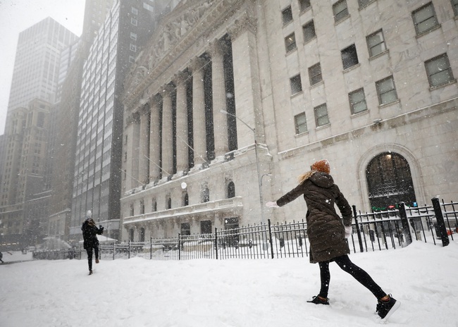 Muôn vẻ người dân Mỹ trong cơn bão tuyết cực mạnh đầu tháng 2 - Ảnh 8.