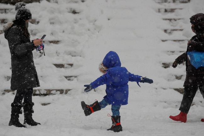 Muôn vẻ người dân Mỹ trong cơn bão tuyết cực mạnh đầu tháng 2 - Ảnh 13.
