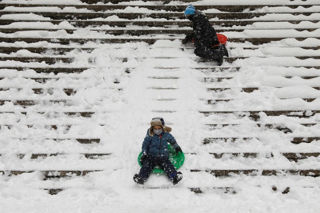 Muôn vẻ người dân Mỹ trong cơn bão tuyết cực mạnh đầu tháng 2 - Ảnh 1.