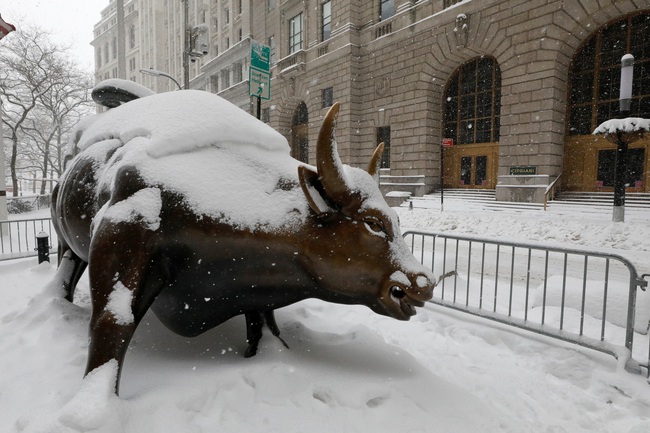 Muôn vẻ người dân Mỹ trong cơn bão tuyết cực mạnh đầu tháng 2 - Ảnh 14.