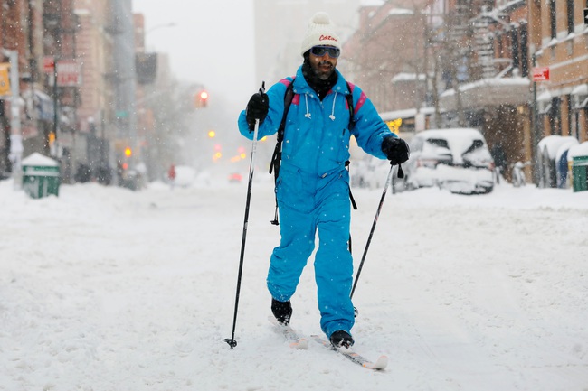 Muôn vẻ người dân Mỹ trong cơn bão tuyết cực mạnh đầu tháng 2 - Ảnh 3.