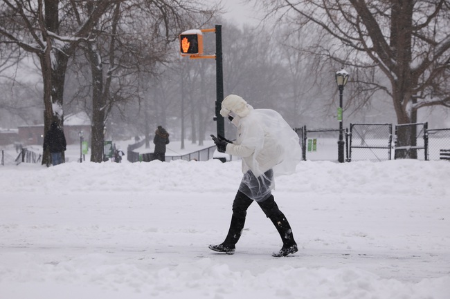 Muôn vẻ người dân Mỹ trong cơn bão tuyết cực mạnh đầu tháng 2 - Ảnh 21.