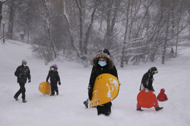Muôn vẻ người dân Mỹ trong cơn bão tuyết cực mạnh đầu tháng 2 - Ảnh 6.