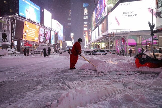 Muôn vẻ người dân Mỹ trong cơn bão tuyết cực mạnh đầu tháng 2 - Ảnh 22.