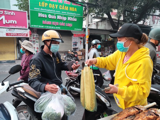 TPHCM: Trắng đêm nướng 3,5 tấn cá phục vụ ngày Thần tài - Ảnh 3.