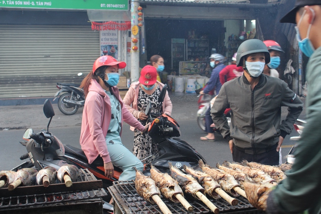 TPHCM: Trắng đêm nướng 3,5 tấn cá phục vụ ngày Thần tài - Ảnh 4.