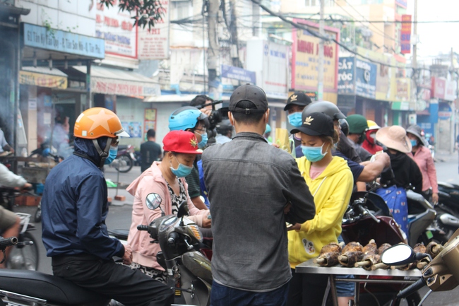 TPHCM: Trắng đêm nướng 3,5 tấn cá phục vụ ngày Thần tài - Ảnh 8.