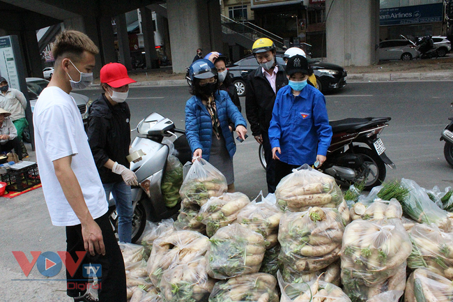 Người dân Thủ đô 'giải cứu' nông sản cho người nông dân huyện Mê Linh - Ảnh 2.