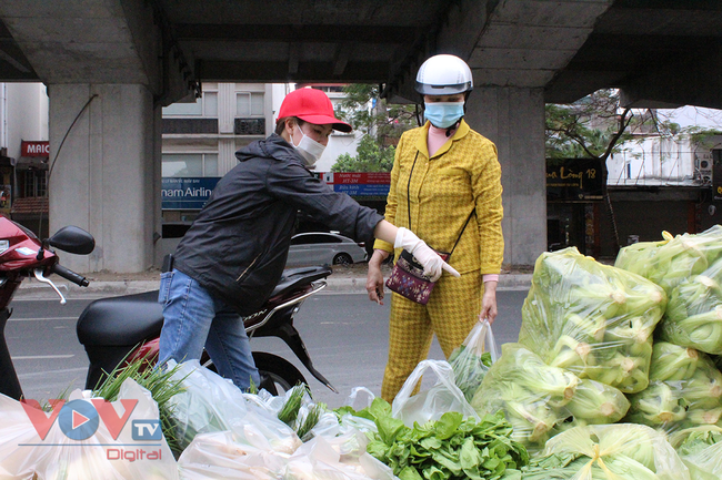 Người dân Thủ đô 'giải cứu' nông sản cho người nông dân huyện Mê Linh - Ảnh 5.