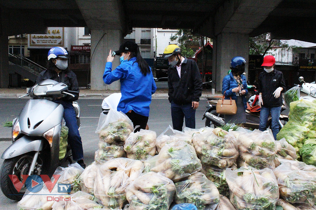 Người dân Thủ đô 'giải cứu' nông sản cho người nông dân huyện Mê Linh - Ảnh 8.