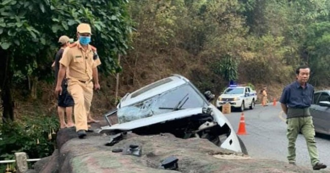 Ô tô mất lái trên đèo Bảo Lộc, cả gia đình gặp nạn, bé 7 tuổi tử vong - Ảnh 1.