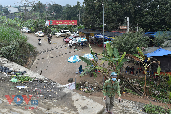 Hàng trăm người vượt rào cao tốc Nội Bài - Lào Cai mỗi ngày, chính quyền phải lập chốt kiểm dịch - Ảnh 2.