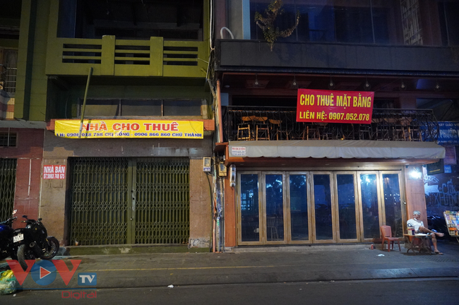 Nhiều nhà hàng, quán bar ở phố Bùi Viện đóng cửa vì Covid-19 bùng phát trở lại - Ảnh 7.