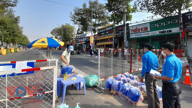 Cách trao quà đặc biệt cho công nhân trong khu phong tỏa vì Covid-19 ở Bình Dương - Ảnh 1.