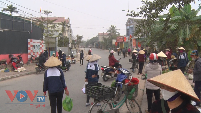 Hải Dương: Vẫn còn tình trạng tập trung đông người tại TP Chí Linh - Ảnh 3.