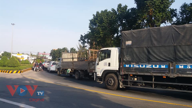 Tiền Giang-Bến Tre: Cửa ngõ miền Tây tiếp tục kẹt xe nghiêm trọng - Ảnh 2.