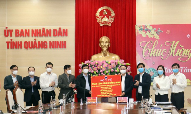 Bộ trưởng Bộ Y tế: Nhân dân Quảng Ninh có thể yên tâm đón Tết trong trạng thái bình thường mới - Ảnh 4.