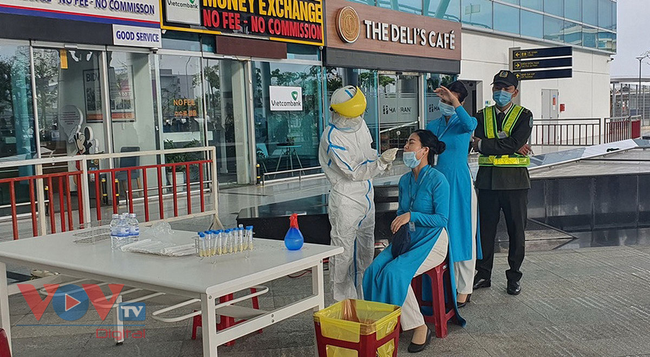 Hơn 1.200 nhân viên sân bay quốc tế Đà Nẵng âm tính lần 1 với virus SARS-CoV-2 - Ảnh 3.