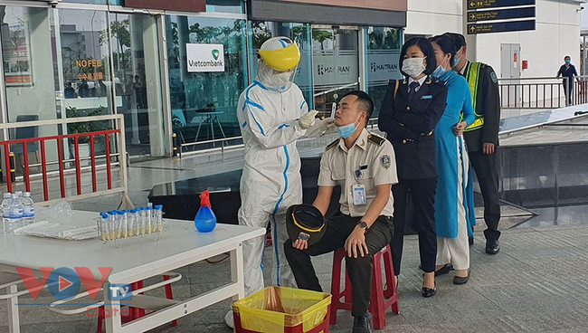 Hơn 1.200 nhân viên sân bay quốc tế Đà Nẵng âm tính lần 1 với virus SARS-CoV-2 - Ảnh 1.