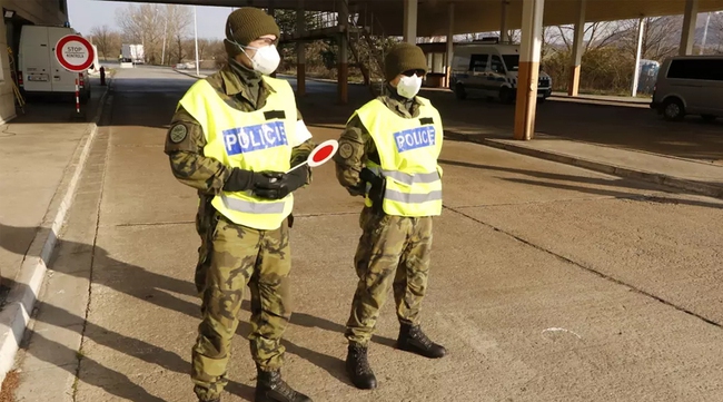 Hơn 30.000 cảnh sát và binh lính Séc được điều động giám sát việc thực hiện lệnh phong tỏa - Ảnh 1.