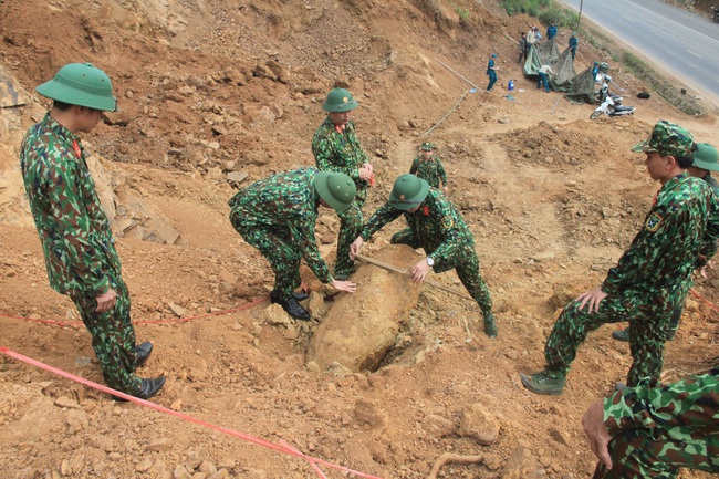 Hủy nổ thành công quả bom nặng khoảng 500 kg ở Sơn La - Ảnh 1.