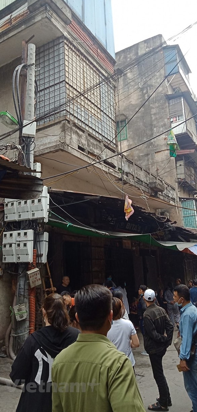 Hà Nội: Cháy lớn hơn 1 giờ, lan ra nhiều cửa hàng tại phố Gầm Cầu - Ảnh 1.