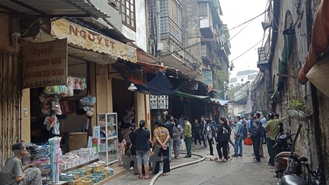 Hà Nội: Cháy lớn hơn 1 giờ, lan ra nhiều cửa hàng tại phố Gầm Cầu - Ảnh 2.