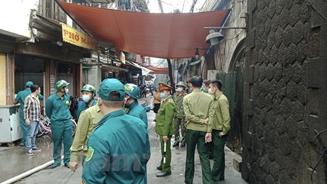 Hà Nội: Cháy lớn hơn 1 giờ, lan ra nhiều cửa hàng tại phố Gầm Cầu - Ảnh 4.