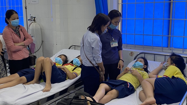 40 học sinh tiểu học ở Vũng Tàu nhập viện nghi ngộ độc thức ăn - Ảnh 1.