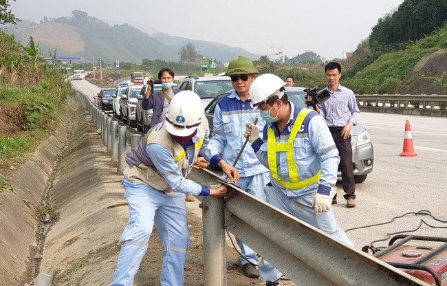 Cao tốc Nội Bài - Lào Cai: Xử lý nghiêm hành vi cố tình tháo dỡ hộ lan - Ảnh 1.