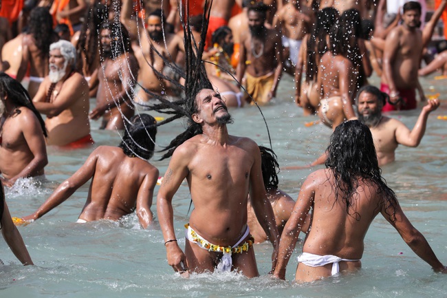 Tu sĩ khổ hạnh Naga Sadhu tập trung trong lễ hội Kumbh Mela trên sông Hằng - Ảnh 2.