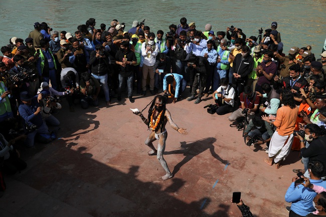 Tu sĩ khổ hạnh Naga Sadhu tập trung trong lễ hội Kumbh Mela trên sông Hằng - Ảnh 7.