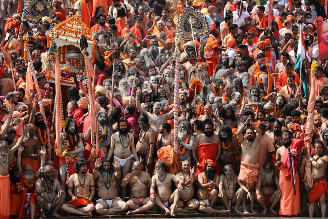 Tu sĩ khổ hạnh Naga Sadhu tập trung trong lễ hội Kumbh Mela trên sông Hằng - Ảnh 8.
