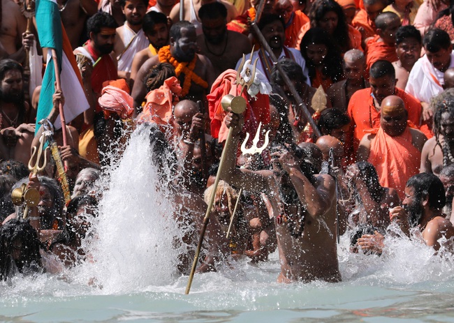 Tu sĩ khổ hạnh Naga Sadhu tập trung trong lễ hội Kumbh Mela trên sông Hằng - Ảnh 3.