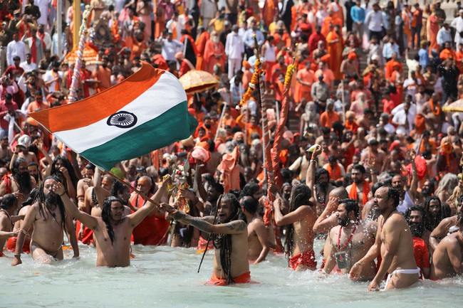 Tu sĩ khổ hạnh Naga Sadhu tập trung trong lễ hội Kumbh Mela trên sông Hằng - Ảnh 4.
