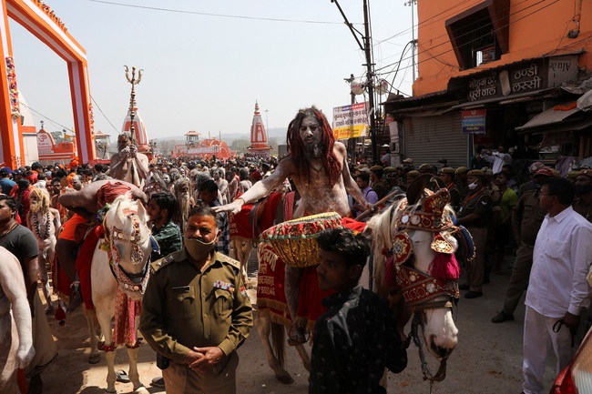 Tu sĩ khổ hạnh Naga Sadhu tập trung trong lễ hội Kumbh Mela trên sông Hằng - Ảnh 9.
