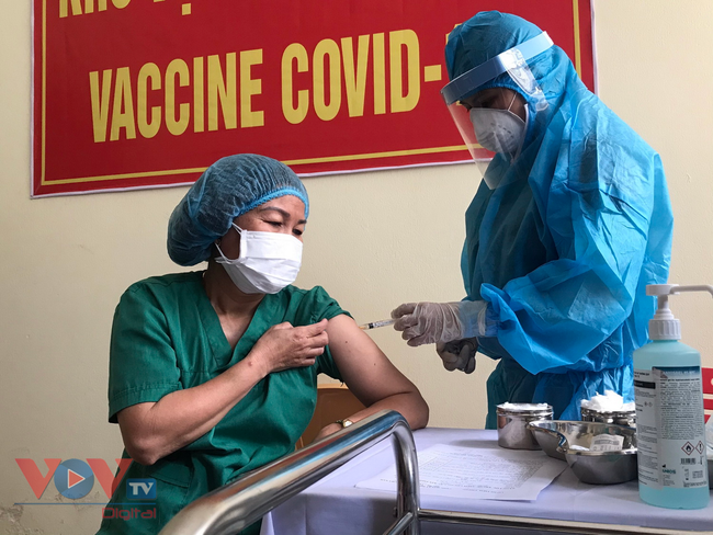 Đà Nẵng tiêm vaccine phòng Covid-19 cho 100 người đầu tiên - Ảnh 4.
