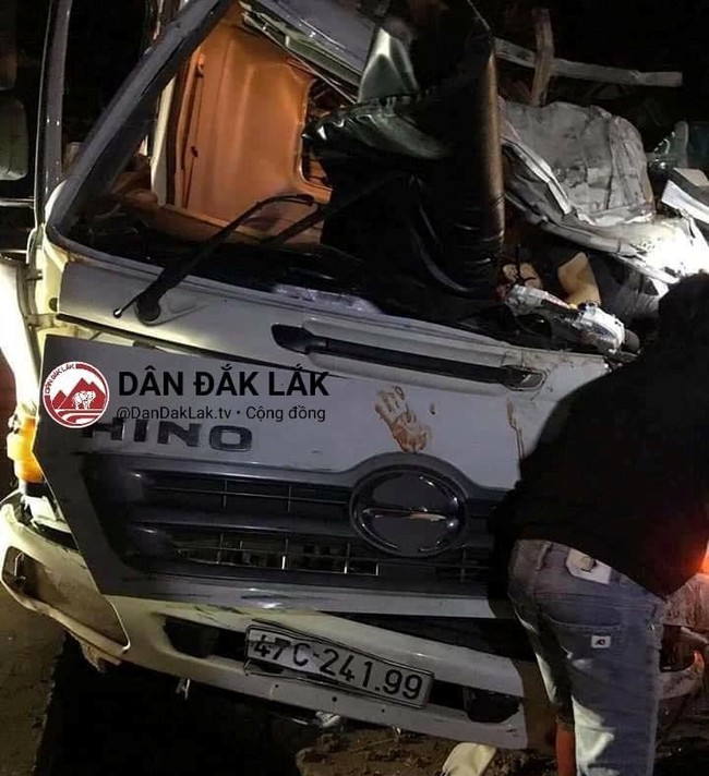 Đắk Lắk: Lật xe tải trong đêm, hai người chết một người nguy kịch - Ảnh 2.