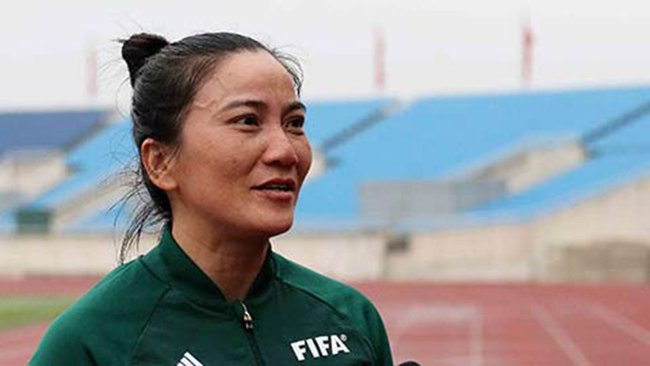 Trợ lý trọng tài nữ đỉnh nhất Việt Nam dùng đúng 2 từ để 'đe' cầu thủ nam chuyên nghiệp - Ảnh 1.
