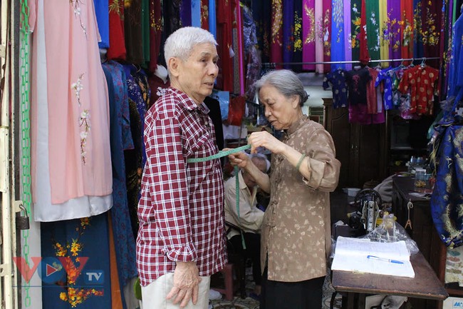 Người phụ nữ gần 70 năm giữ gìn và tôn vinh tà áo dài truyền thống - Ảnh 10.