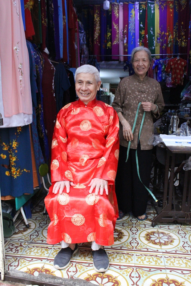 Người phụ nữ gần 70 năm giữ gìn và tôn vinh tà áo dài truyền thống - Ảnh 12.