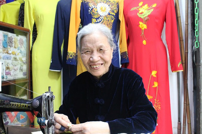 Người phụ nữ gần 70 năm giữ gìn và tôn vinh tà áo dài truyền thống - Ảnh 2.