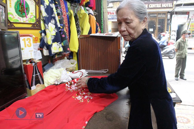 Người phụ nữ gần 70 năm giữ gìn và tôn vinh tà áo dài truyền thống - Ảnh 3.