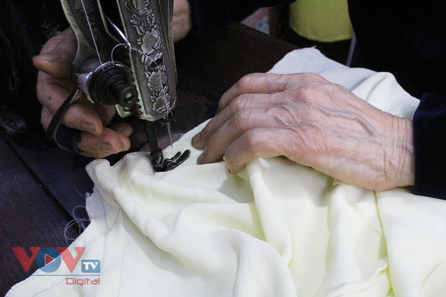 Người phụ nữ gần 70 năm giữ gìn và tôn vinh tà áo dài truyền thống - Ảnh 5.