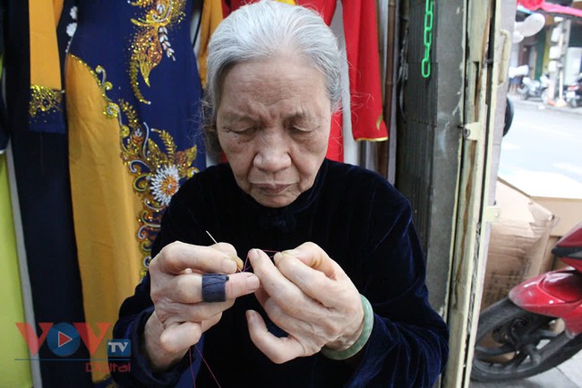 Người phụ nữ gần 70 năm giữ gìn và tôn vinh tà áo dài truyền thống - Ảnh 6.